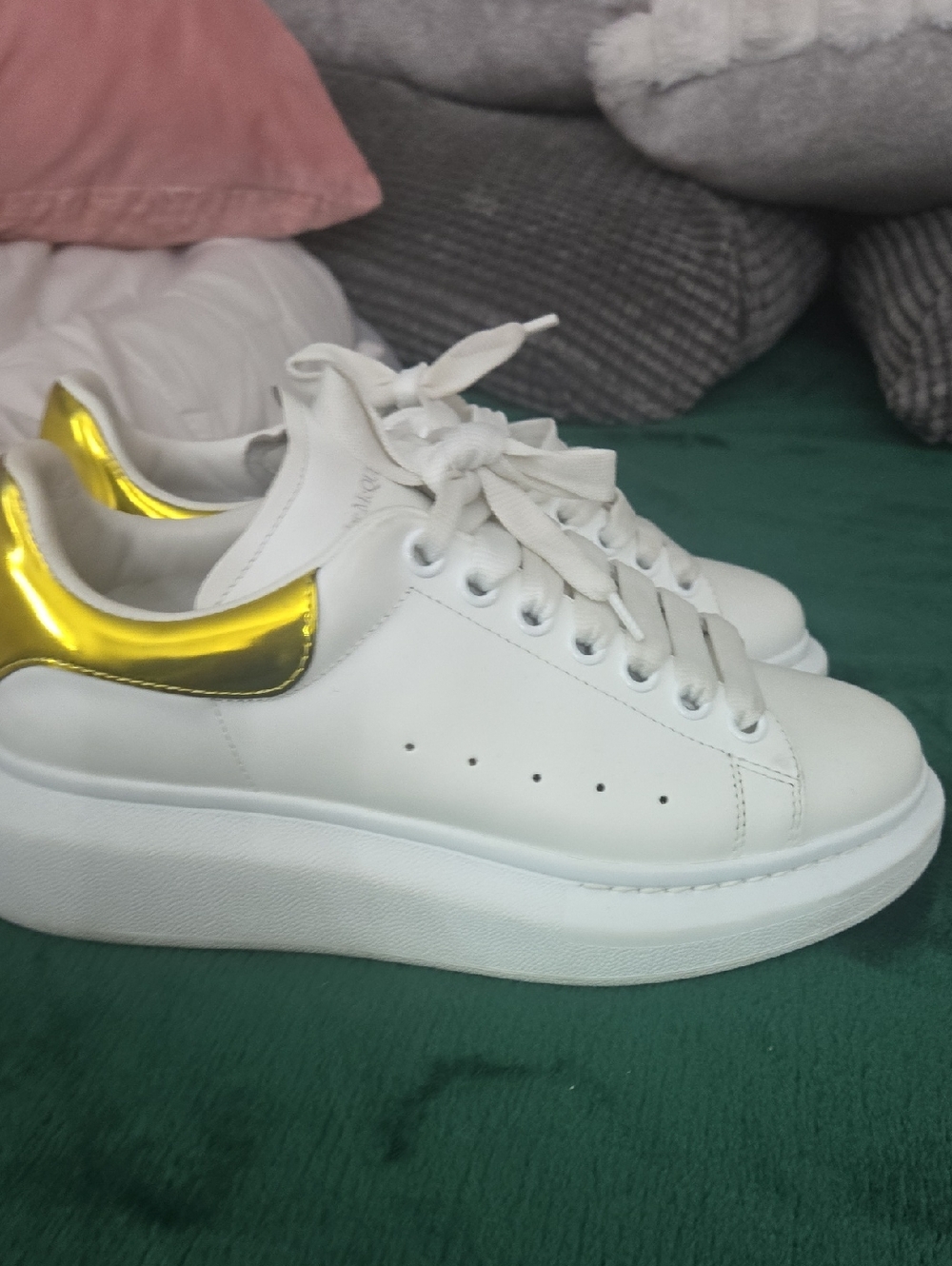 ALEXANDER MCQUEEN WOMAN OVER SIZE WHITE/GOLD SHOES RARE MODEL SIZE 38 1/2 ****